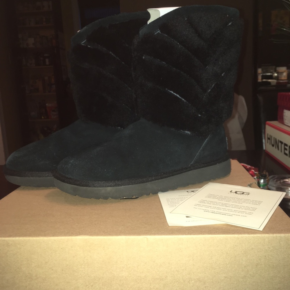 UGGS - Picture 6 of 6